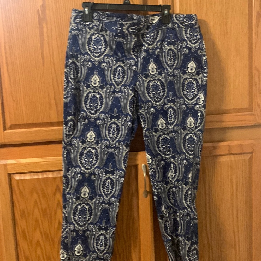 Beautiful Talbots navy and white pattern capris size 14